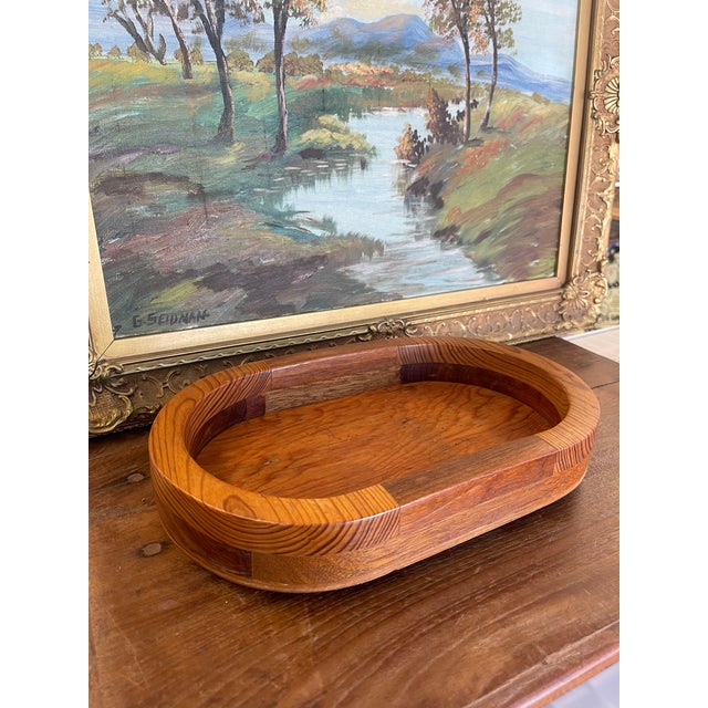 Mid-Century Modern Vintage Mid-Century Modern Oval Wood Tray With Laminated Joinery and Raised Base. For Sale - Image 3 of 10