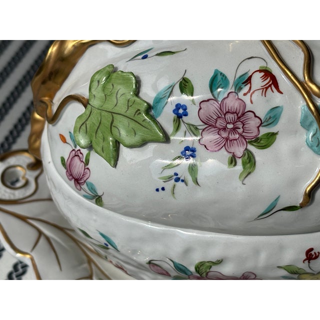 Vintage Chinoiserie Style Porcelain Mottahedeh Melon Tureen With Underplate For Sale - Image 9 of 17