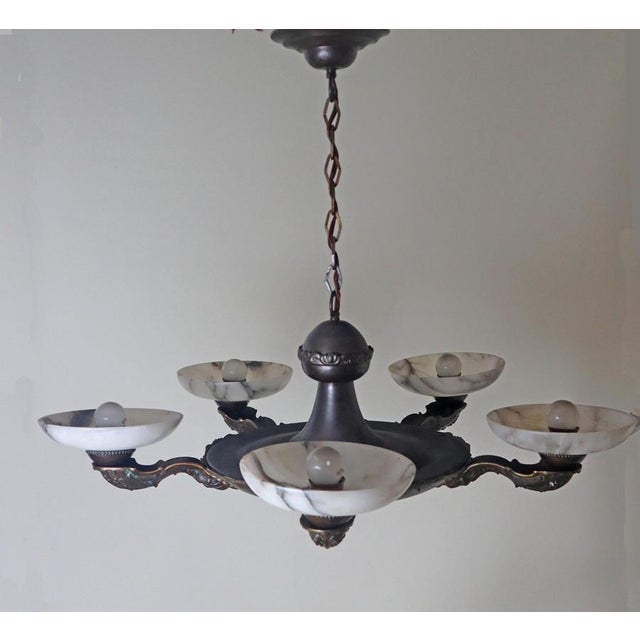 This elegant Art Deco chandelier, with its five beautiful alabaster bowls, is sure to be a real eye-catcher. The lamp...