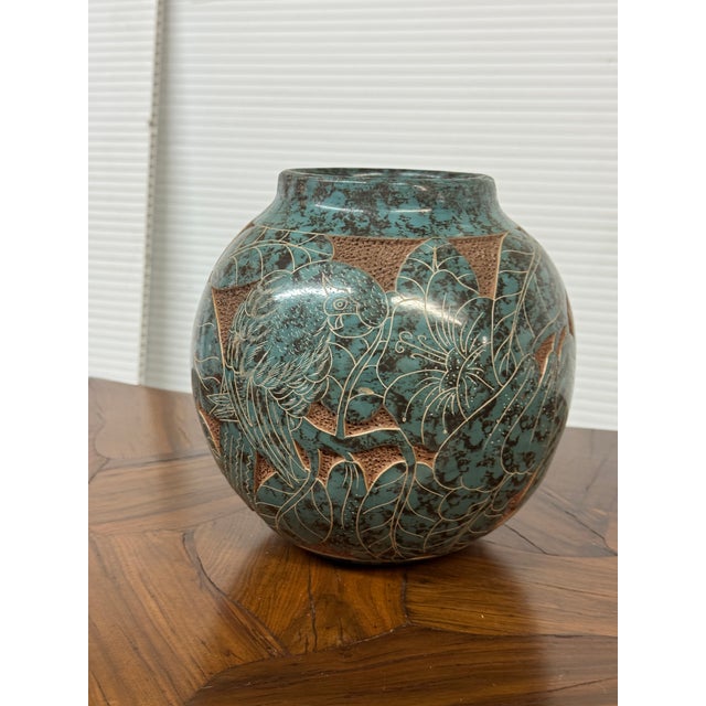 Turquoise Nicaraguan Vessel With Dimensional Etched Birds For Sale - Image 8 of 12