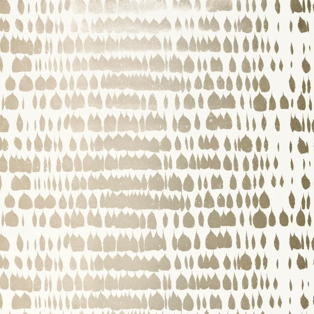 Contemporary Schumacher Queen of Spain Wallpaper in Warm Silver For Sale - Image 3 of 4