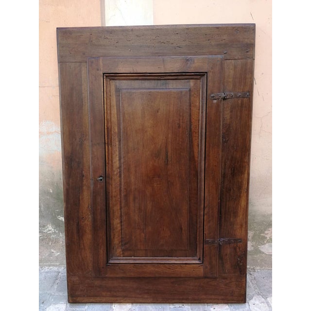 Splendid wall cabinet entirely in walnut from central Italy dating back to the first half of the 18th century. The cabinet...