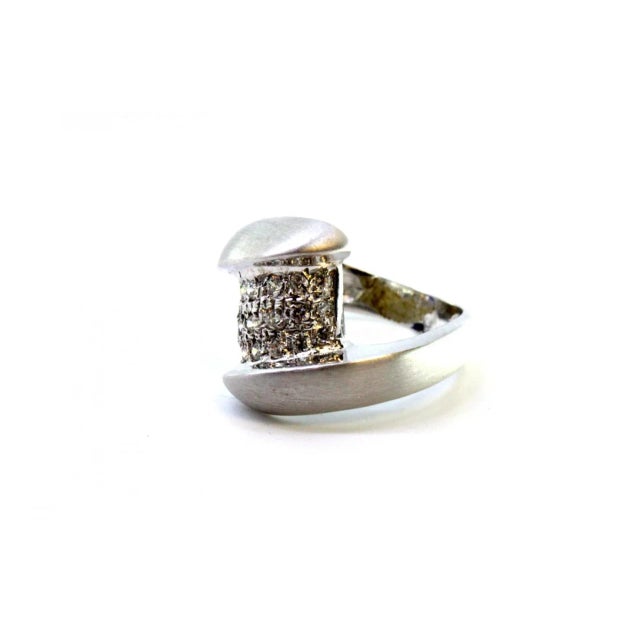 Metal Brushed White Gold Ring with Brilliant-Cut Diamonds For Sale - Image 7 of 9