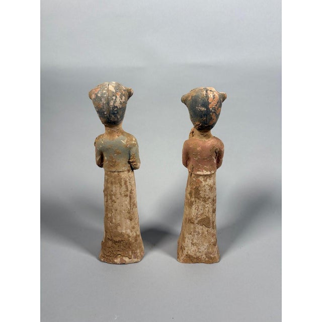 Pair of sculptures of female musicians, Mingqi period, China, Tang Dynasty (618-907) For Sale - Image 4 of 6