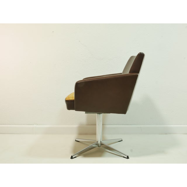 This vintage swivel chair is an authentic design piece from the 1970s, distinguished by its clean mid-century design and...
