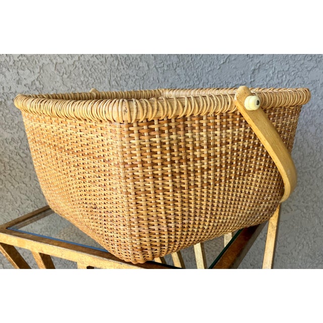 Nantucket-Style Late 20th-Century Sewing Basket With Pocketed Interior Drawstring Liner For Sale In Austin - Image 6 of 12