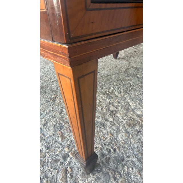 Pair of Early 20th Century Federal Revival Inlaid Marquetry Nightstands / Bedside Cabinets For Sale - Image 13 of 14