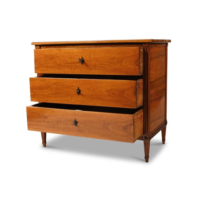 Traditional Antique Chest of Drawers in Walnut, 1780s For Sale - Image 3 of 8