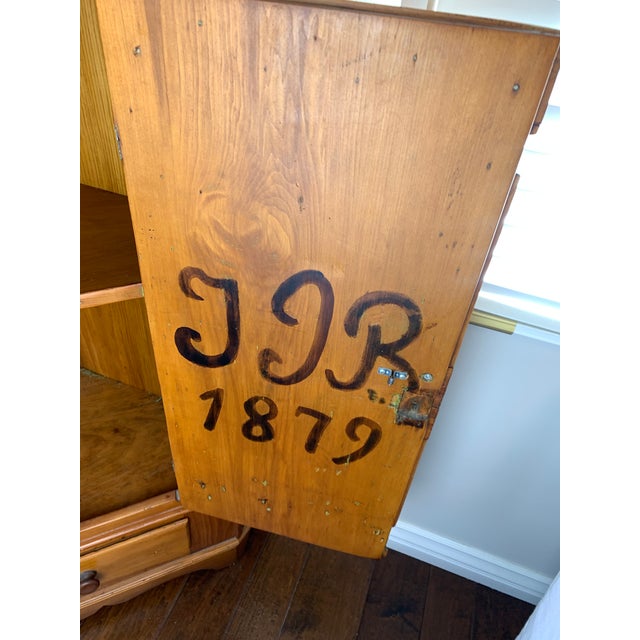 Mid 19th Canadian Pine Farmers Low Corner Cabinet For Sale - Image 14 of 14