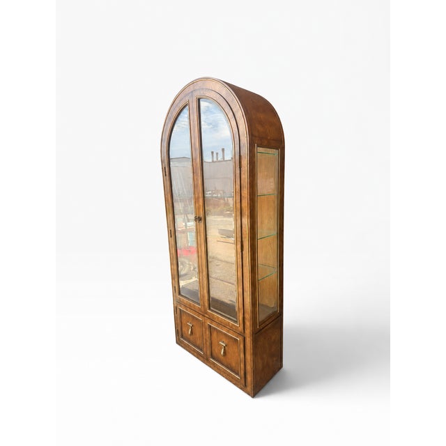 Mastercraft Late 20th Century Mastercraft Illuminated Burlwood Arched Display Cabinet Vitrine With Brass Trim, Attributed For Sale - Image 4 of 16