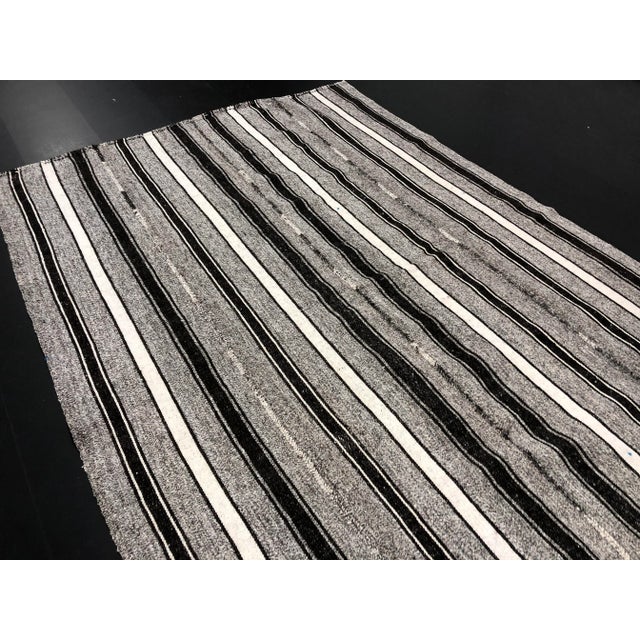 Gray 1960s Vintage Aztec Handmade Turkish Anatolian Gray Natural Boho Kilim Rug- 5′6″ × 8′4″ For Sale - Image 8 of 11