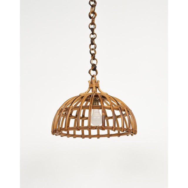 Mid-Century beautiful hand-crafted chandelier in rattan and bamboo with chain in rattan. Made in Italy in the 1970s. It...