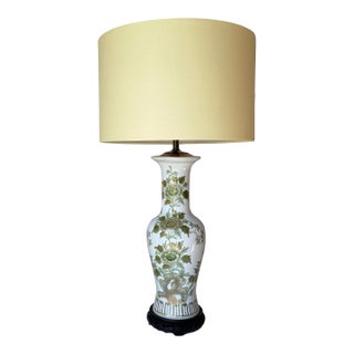 1960s Green and White Chinoiserie Porcelain Table Lamp For Sale