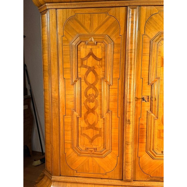This impressive 18th-century German Baroque armoire combines grand architectural proportions with beautifully executed...