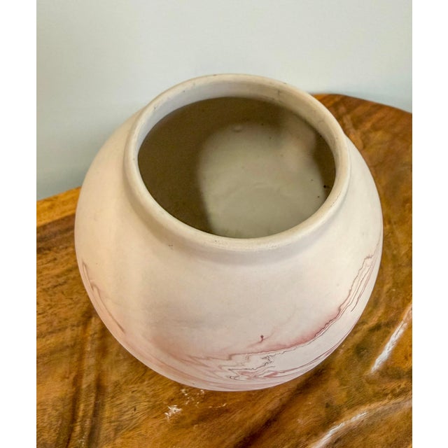 1980s Vintage Large Nemadji Cream and Rust Swirl Vase For Sale - Image 5 of 8