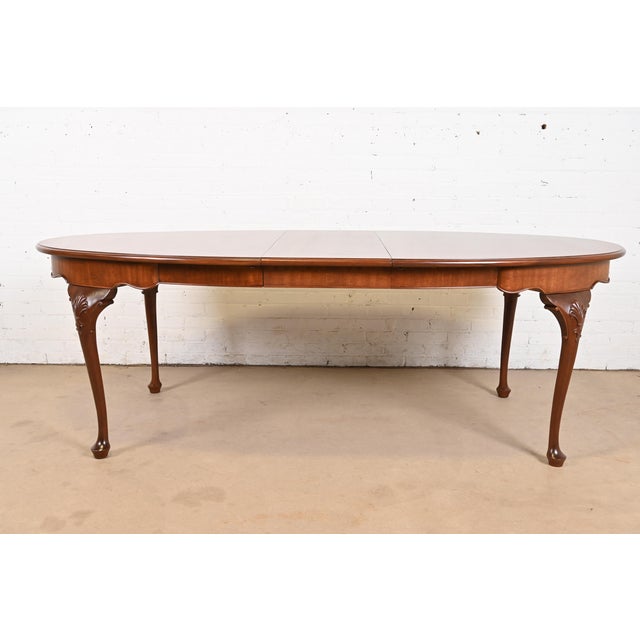 An exceptional Queen Anne or Georgian style solid mahogany extension dining table By Henkel Harris USA, 1994 Gorgeous...