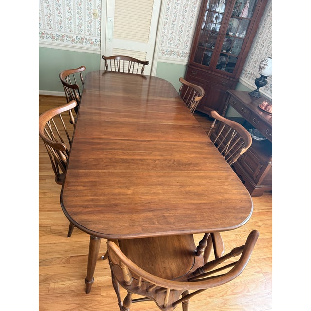 1960s 1960s Pennsylvania House Windsor Cherry Dining Set (6 Chairs + Adjustable Length Table) -Set of 7 For Sale - Image 5 of 12