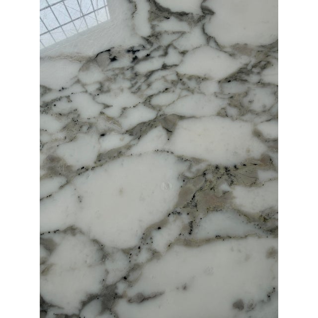 2010s 54" Saarinen Arabascato Marble Tulip Dining Table for Knoll For Sale - Image 5 of 14