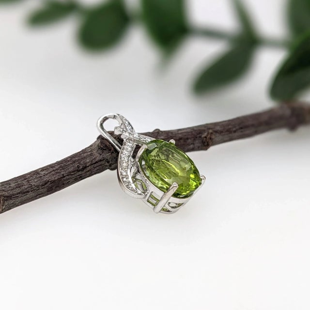 Metal 4.4ct Peridot Pendant with Earth Mined Diamonds in Solid 14K Gold Oval 11x9mm For Sale - Image 7 of 10