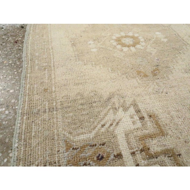 Tribal Galerie Shabab Collection Early 20th Century Turkish Oushak Rug For Sale - Image 3 of 7