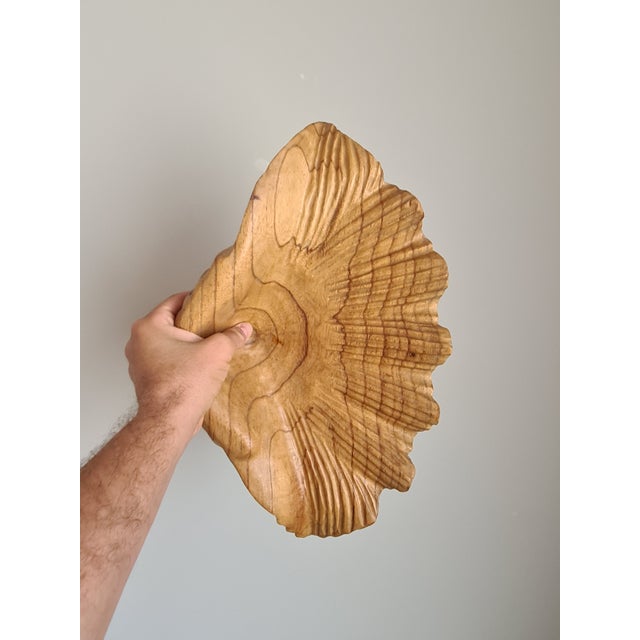 Magnificent vintage decorative platter in hand-carved wood This stunning antique platter features an organic shape...