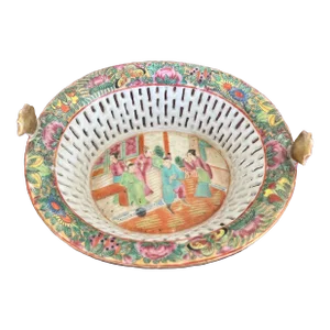 19th Century, Chinese Export Porcelain Famille Rose Medallion Chestnut Basket