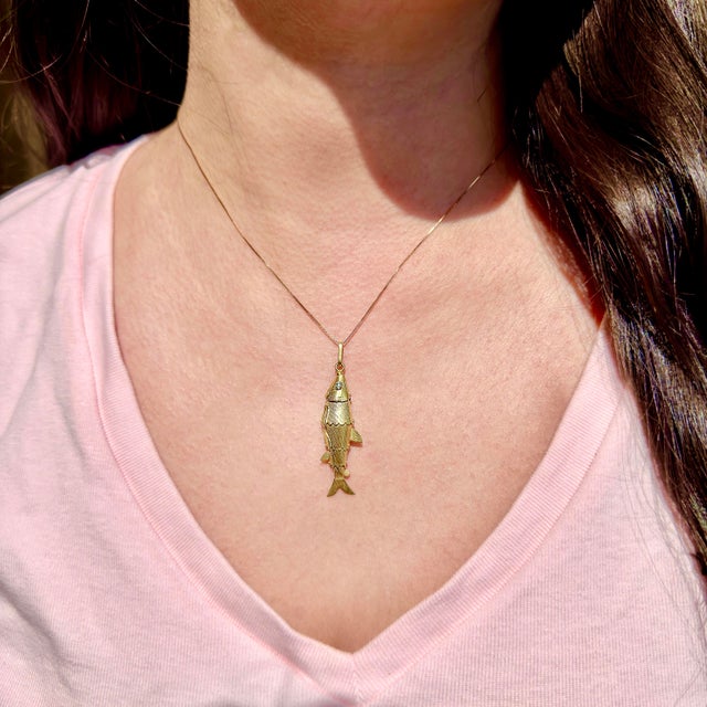 Metal Vintage 1960s Yellow Gold & Emerald Articulating Fish Charm, Pendant For Sale - Image 7 of 8