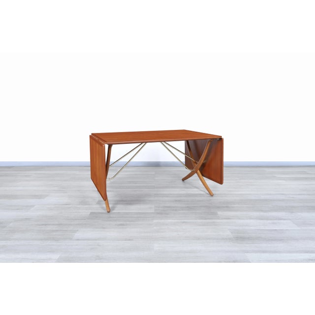 Sienna Danish Modern at-304 Dining Table by Hans J. Wegner in Teak and Oak For Sale - Image 8 of 13