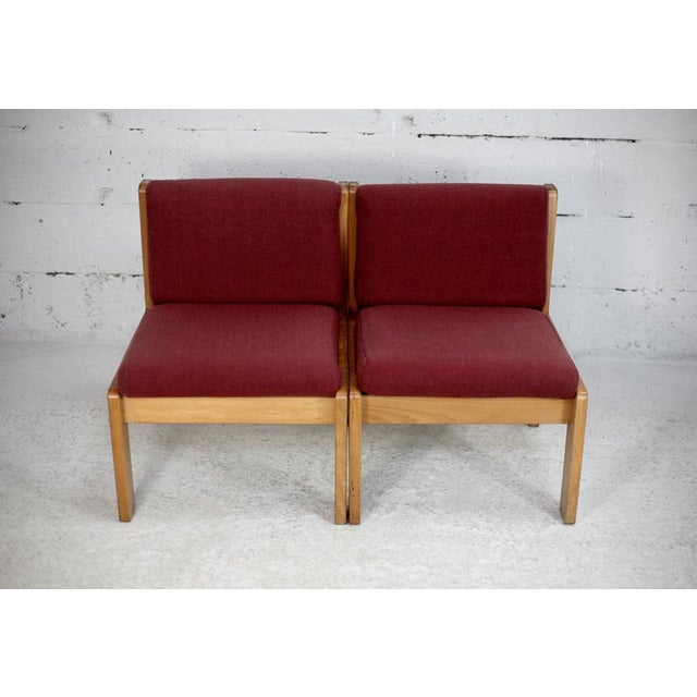 André Sornay. Paire de chauffeuses "framboise". France, circa 1960. En bel état. Quelques rayures bois, couleur légèrement...