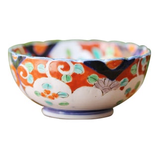 Early 20th Century Japanese Taisho Imari Scalloped Edge Bowl For Sale