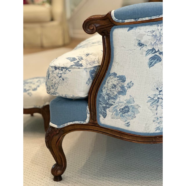 French Louis XV Style Settee & Stool – Newly Restored – Schumacher/Waverly Linen For Sale - Image 12 of 12