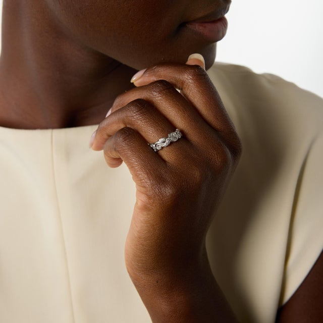 A beautiful example of Art Deco craftsmanship, this vintage platinum wedding band features an elegant floral and leaf...