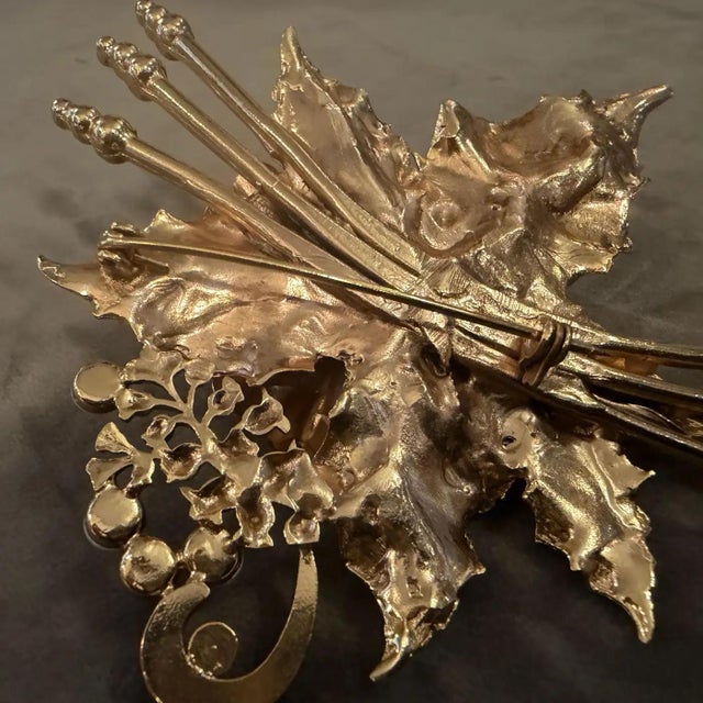 2000s Vintage Luxury Costume Jewelry Gilted Metal Italian Brooch For Sale - Image 9 of 10