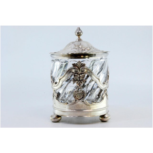 Silver Bonbon Box with a Cut Glass Core and Relief with Flowers and Plant Motifs and Supported by Three Round Feet. For Sale - Image 9 of 10