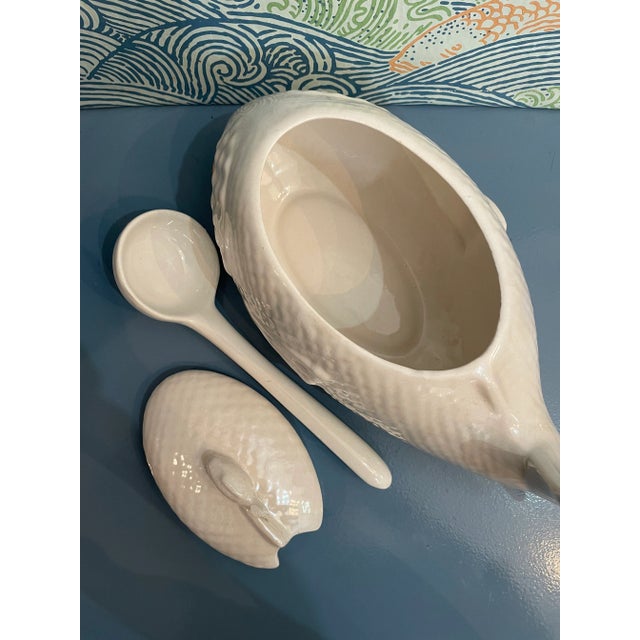 Vintage Figural Fish Tureen With Lid & Ladle – White Ceramic Coastal Nautical Serveware For Sale In New Orleans - Image 6 of 10