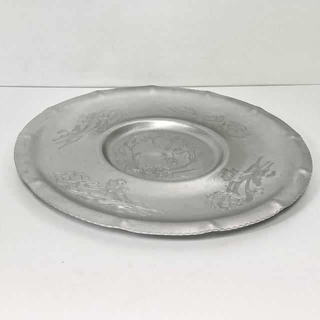 1950s Vintage Boho Chic Arts & Crafts Hand Wrought Etched Aluminum Round Serving Tray. For Sale - Image 10 of 11