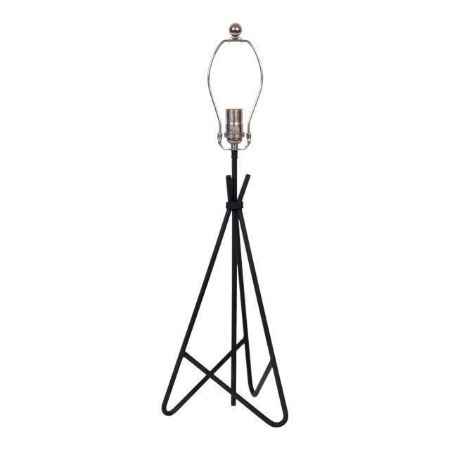 1950s Tall Clasped Black Iron Wire Tripod Table Lamp For Sale