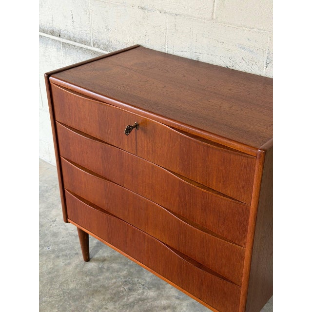Teak 4-Drawer Dresser With Raised Edges and Sculpted Pulls Danish Mid-Century Modern 1960s For Sale - Image 9 of 12