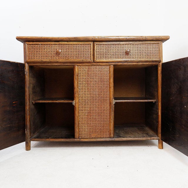 Vintage bamboo and cane furniture Measures : 117x56cm H:89cm Materials : Wood - cane - bamboo - smoked glass This vintage...