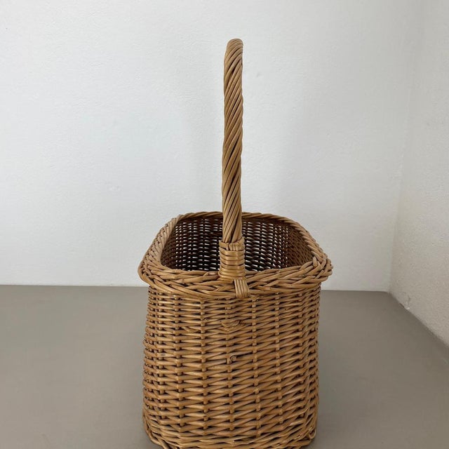 Large Mid-Century Bauhaus Rattan Magazine Holder, 1970s For Sale - Image 6 of 18