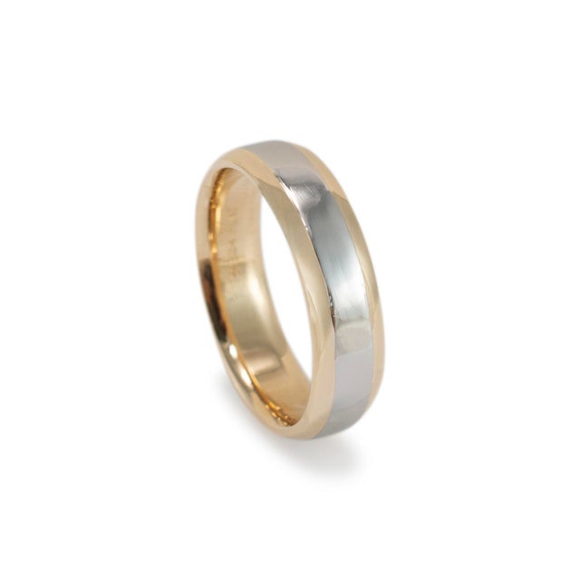 Modern Men’s Platinum and 18k Yellow Gold Wedding Band Ring, Size 9 For Sale - Image 3 of 7