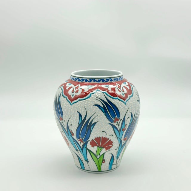 2020s Handmade Ceramic “Kupecik” Ginger Jar (20cm) – Textured Relief Floral Pattern – Lidded Iznik Vase For Sale - Image 5 of 7