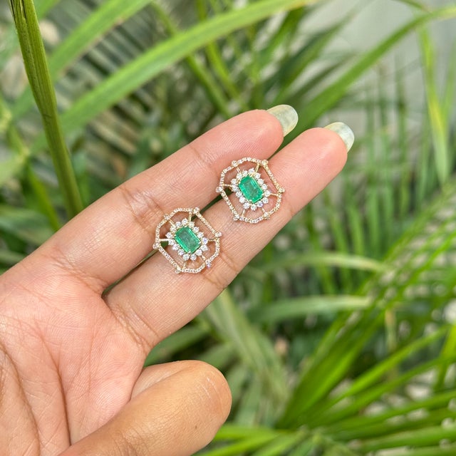 Art Deco-Inspired 14k Yellow Gold 1.06 Ct Emerald & Diamond Halo Stud Earrings- A Pair For Sale In New York - Image 6 of 16