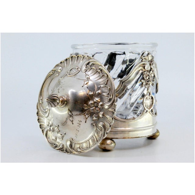 Silver Bonbon Box with a Cut Glass Core and Relief with Flowers and Plant Motifs and Supported by Three Round Feet. For Sale - Image 5 of 10