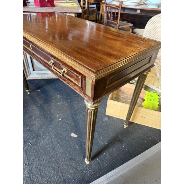 Louis XVI Desk in Walnut, in Very Good conditions. Designed before 1890