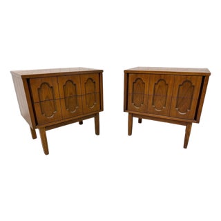 Mid-Century Modern Walnut 2-Drawer Walnut Nightstands - Set of 2 For Sale