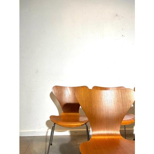 Beautiful set of eight original Fritz Hansen Series 7 chairs, dated 1993. These iconic Danish design chairs are known for...