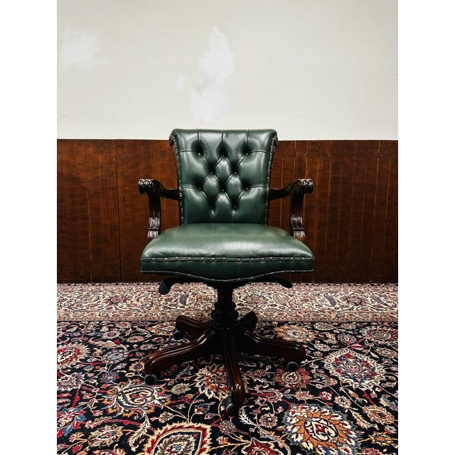 English Chesterfield Office Chair, in Very Good conditions. Designed 1920 to 1949