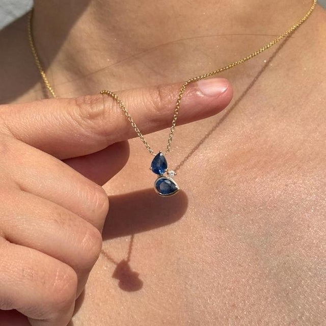 1.66ct Double Pear-Shaped Sapphire Diamond Pendant Necklace in 14k Yellow Gold For Sale In New York - Image 6 of 15