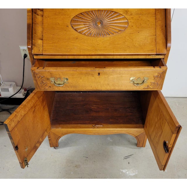 Antique American Slant-Front Secretary Desk in Maple, Early 19th Century For Sale - Image 4 of 11